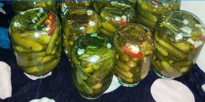 Komkommers rolden zonder sterilisatie voor de winter op