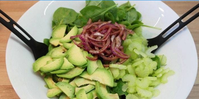 Salade met avocado en zilveruitjes