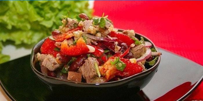 Tbilisi salade met rode bonen, rode peper en rundvlees