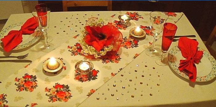 Tafel gedekt voor een romantisch diner