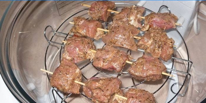 Koken vlees voor grillen in een lucht grill
