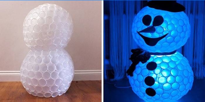 Sneeuwman gemaakt van plastic bekers