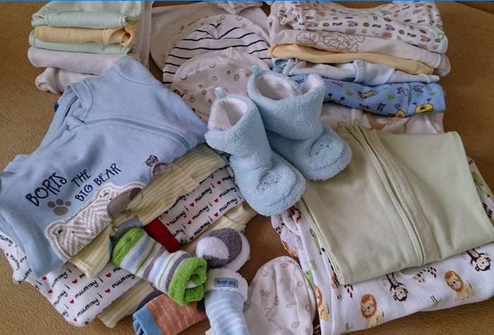 De minimale set kleding voor een pasgeboren baby voor het eerst