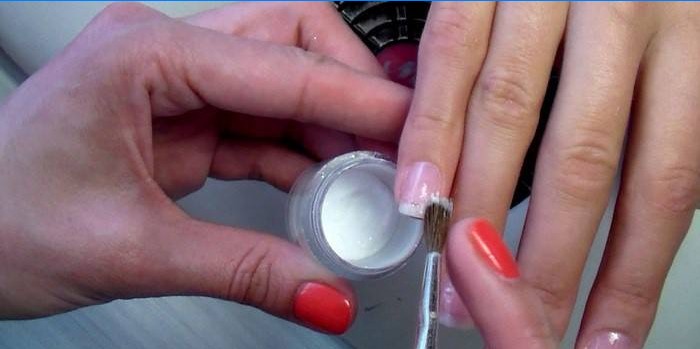 Het proces van het versterken van nagels met acrylpoeder