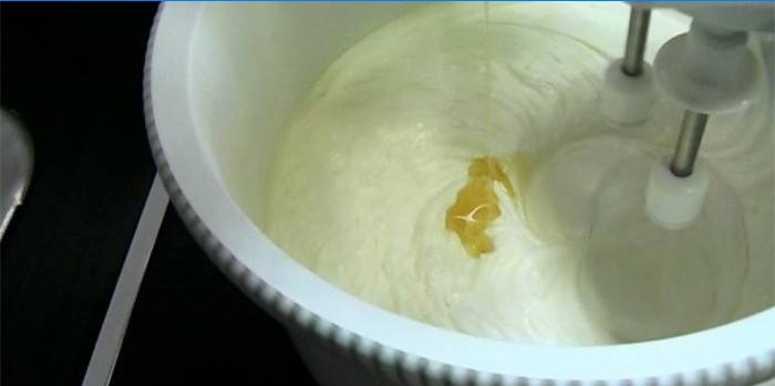 De introductie van gelatine in het proces van slagroom met een mixer