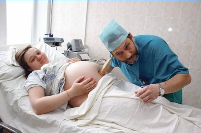 Gynaecoloog en zwangere vrouw