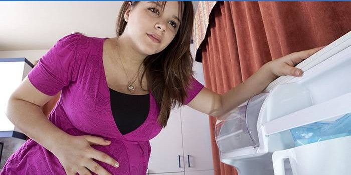 Vrouw op 8 maanden zwanger houdt haar maag