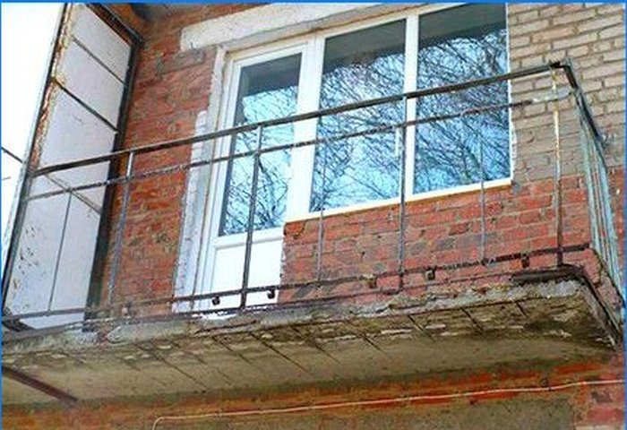 Beglazing en isolatie van het balkon