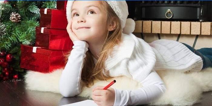 Meisje schrijft een brief aan de kerstman