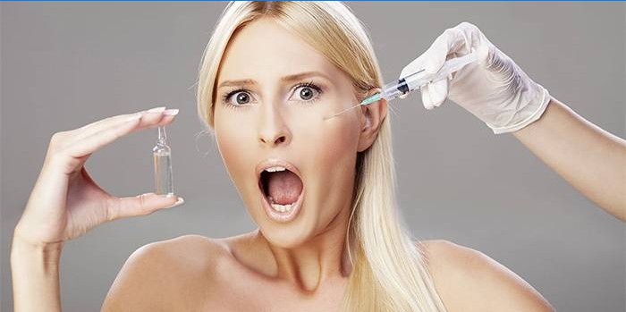 Een meisje met een ampul in haar hand maakt een injectie in het gezicht