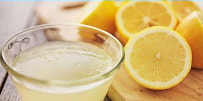 Citroenhelften en citroensap
