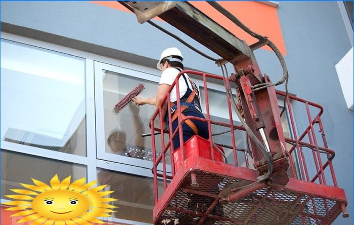Hoe ramen en gevels te reinigen. Problemen met bewoners op de bovenste verdieping