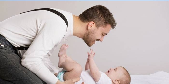 Een man met een baby