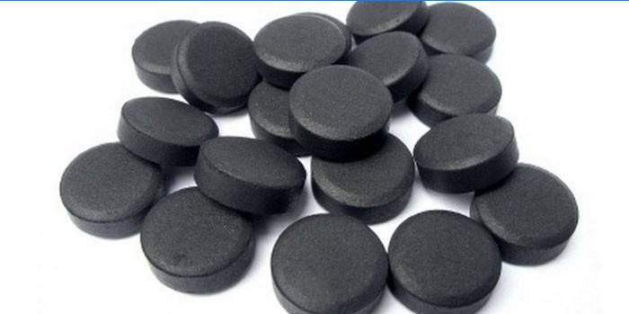 Zwarte tabletten met actieve kool