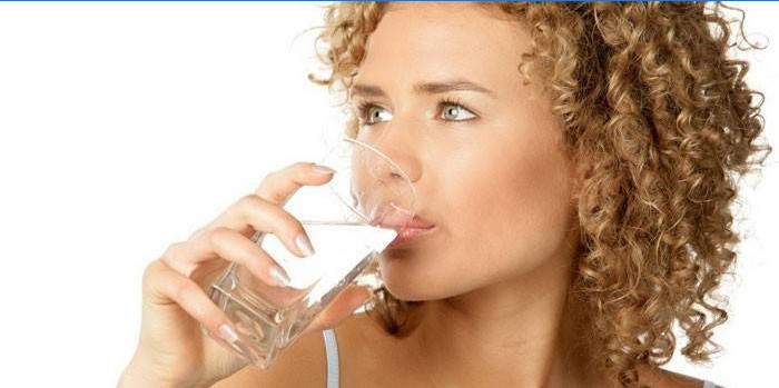 Meisje drinkt water uit een glas