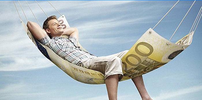 Een man ligt in een hangmat van een bankbiljet van 100 euro