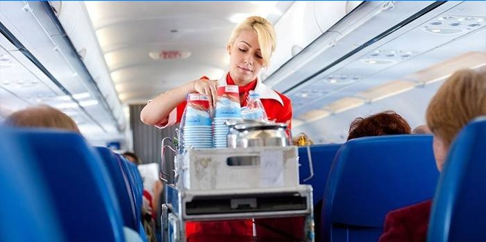 Stewardess levert thee aan passagiers