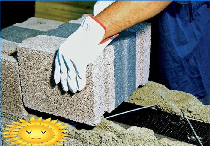 Kenmerken van de constructie en isolatie van een woonhuis gemaakt van geëxpandeerde klei-betonblokken