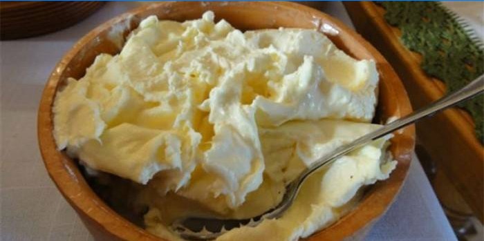 Romige boter in een kom