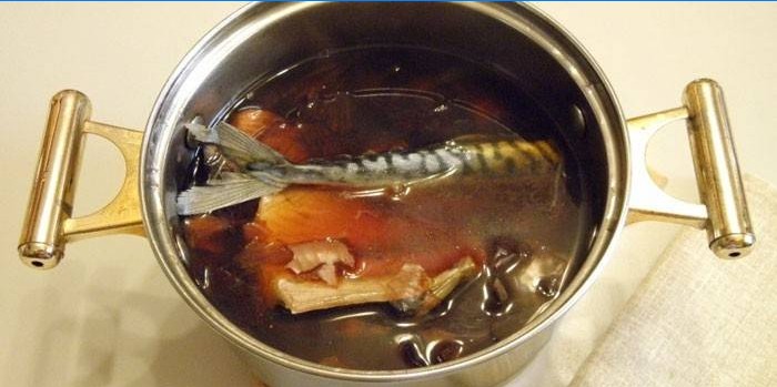 Makreel in marinade in een pan