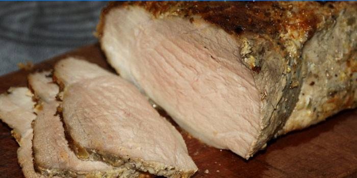 Gesneden varkensvlees ham op een snijplank