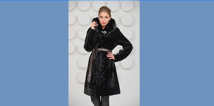 Meisje in een zwarte mouton jas met nertsbekleding
