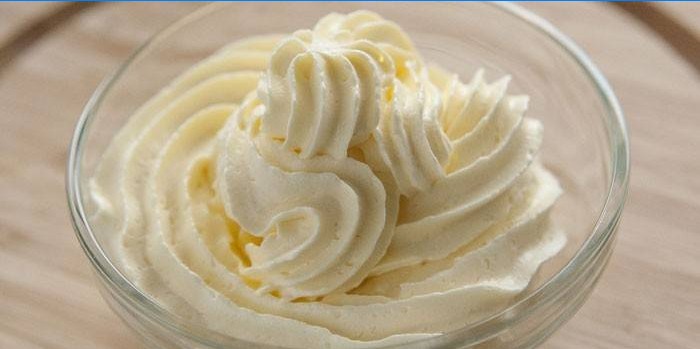 Kant-en-klare botercrème in een kom