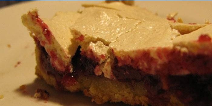 Een plakje cranberry en meringue pie