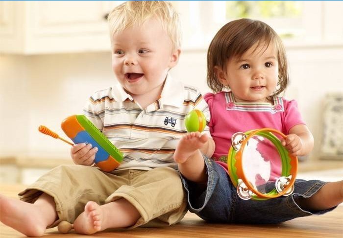 2 jaar oude jongen en meisje met speelgoed