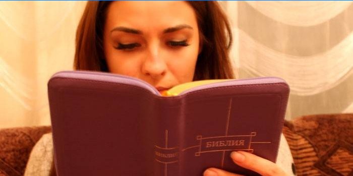 Meisje leest de bijbel