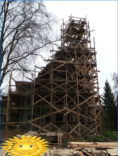 Restauratie van de toren in Astashovo
