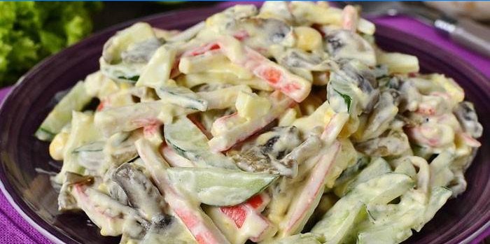 Salade met krabsticks en champignons