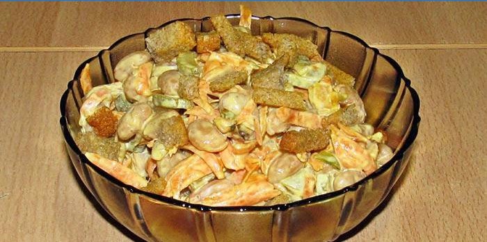 Kant-en-klare salade met champignons en crackers