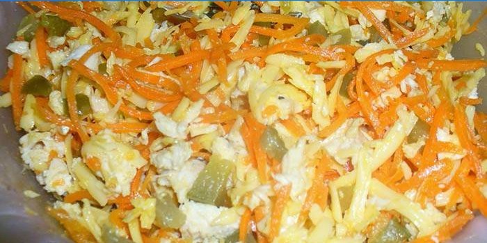 Kant-en-klare salade Eten met kipfilet en Koreaanse wortelen