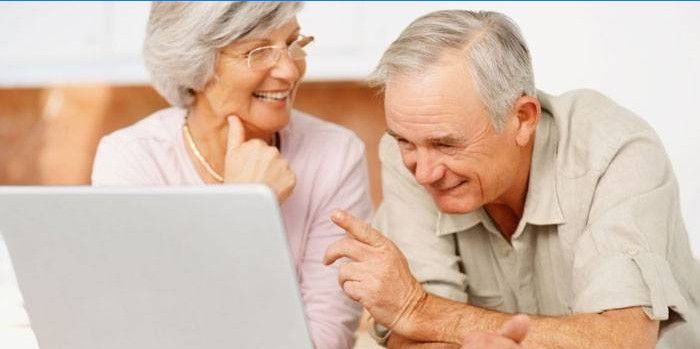 Oudere man en vrouw met laptop