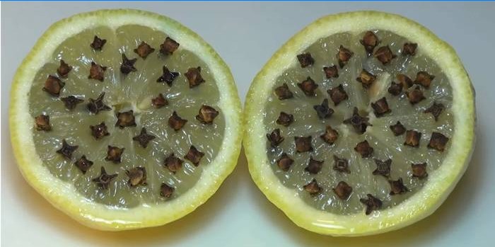 Helften van citroen met kruidnagel