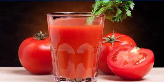 Tomatensap in een glas