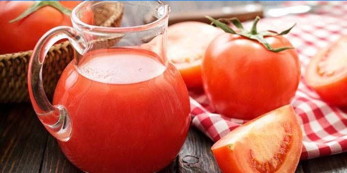 Tomatensap in een kruik en tomaat