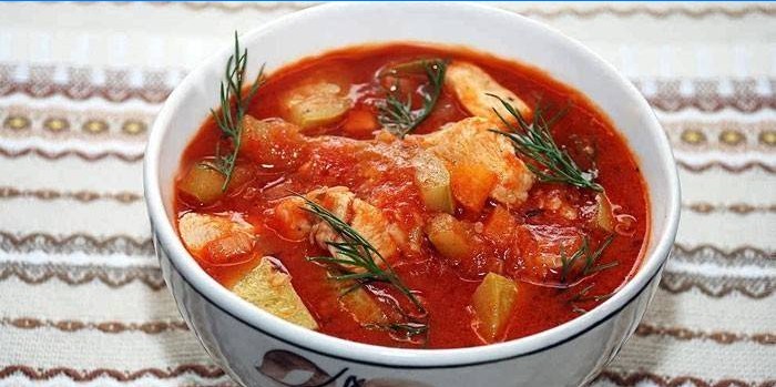 Dikke soep met tomaten en kip