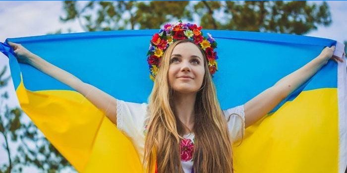 Meisje met Oekraïense vlag