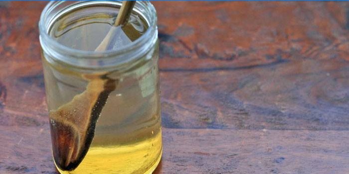 Water met honing in een pot