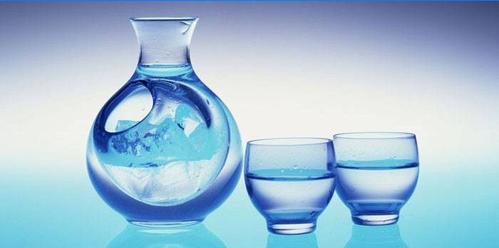 Karaf en glazen met water