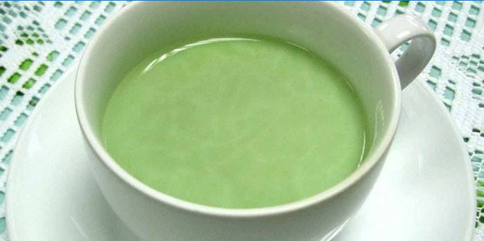 Een kopje groene thee met gember en melk