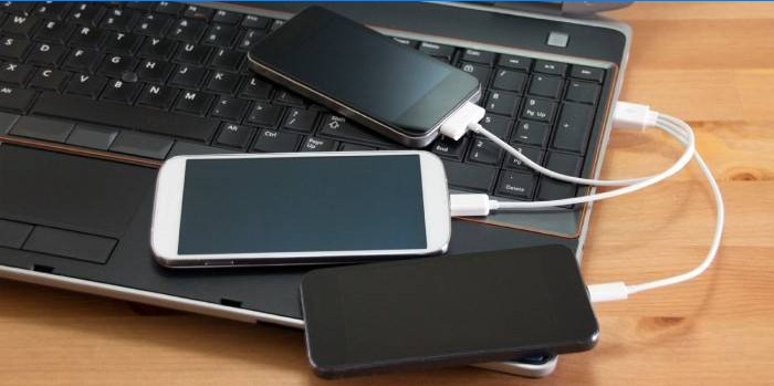 Smartphones worden opgeladen vanaf een USB-laptop