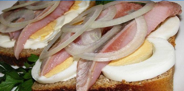 Sandwiches met haring en ei