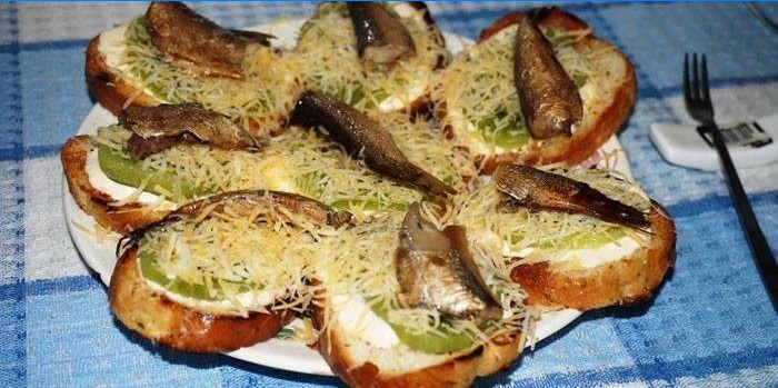 Sandwiches met sprot en kiwi