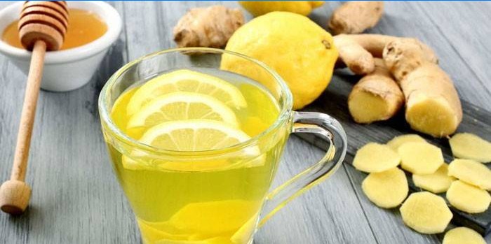 Drink met honing, citroen en gember in een kopje