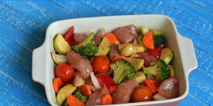 Met groenten in een ovenschaal