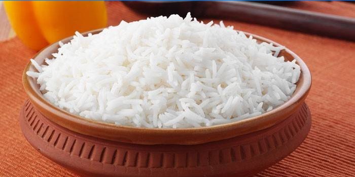 Gekookte rijst in een plaat