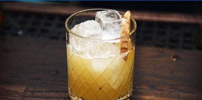 Cocktail in een glas met ijs